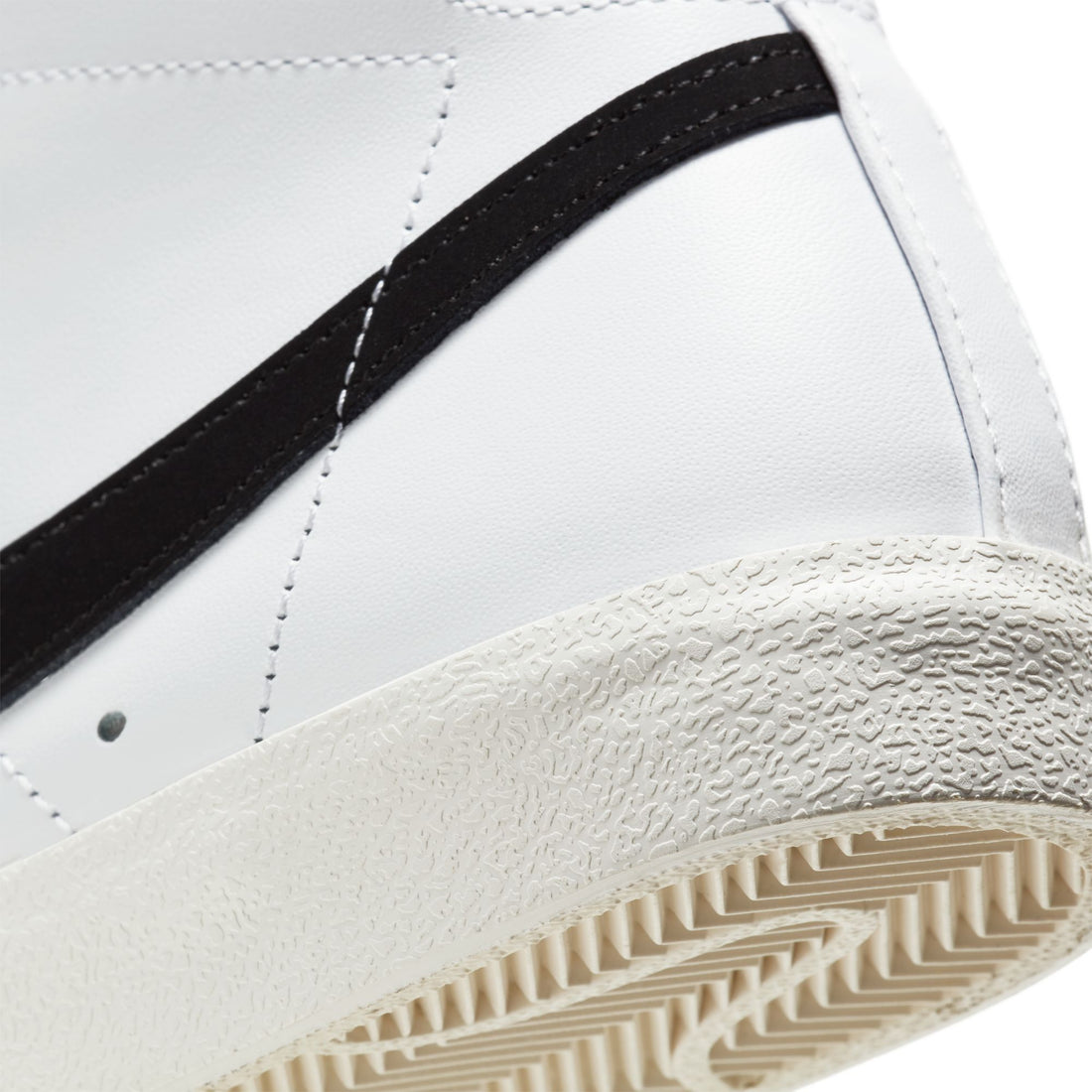 WMNS Nike Blazer Mid 77' (White/Black/Sail)