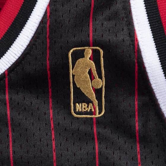 Mitchell & Ness Authentic Alternate Bulls Jordan 96-97 Jersey (Black/Red)